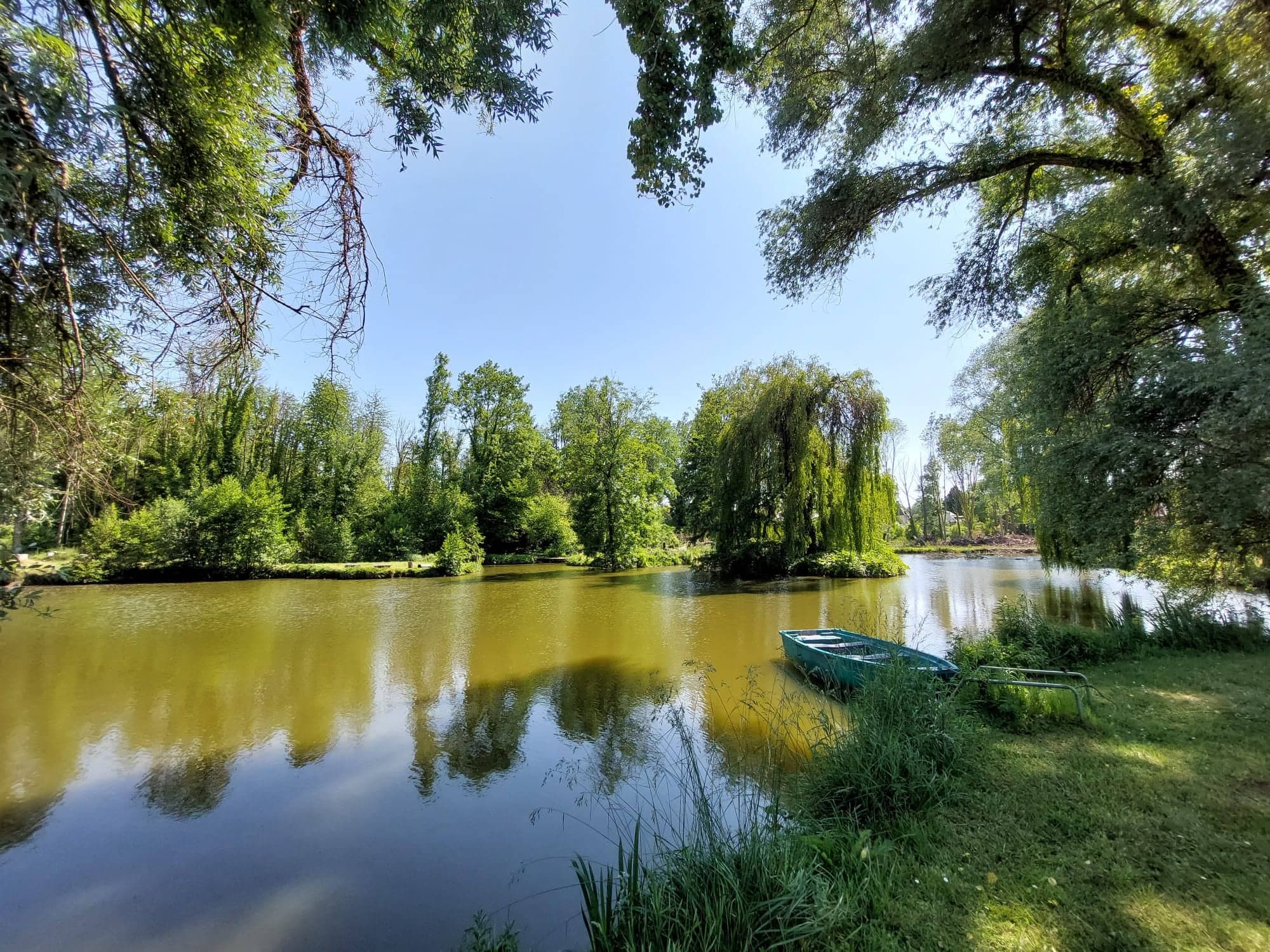 Terrain de loisir avec son étang de pêche 