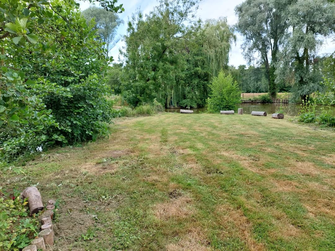 Terrain de loisir avec son étang de pêche 