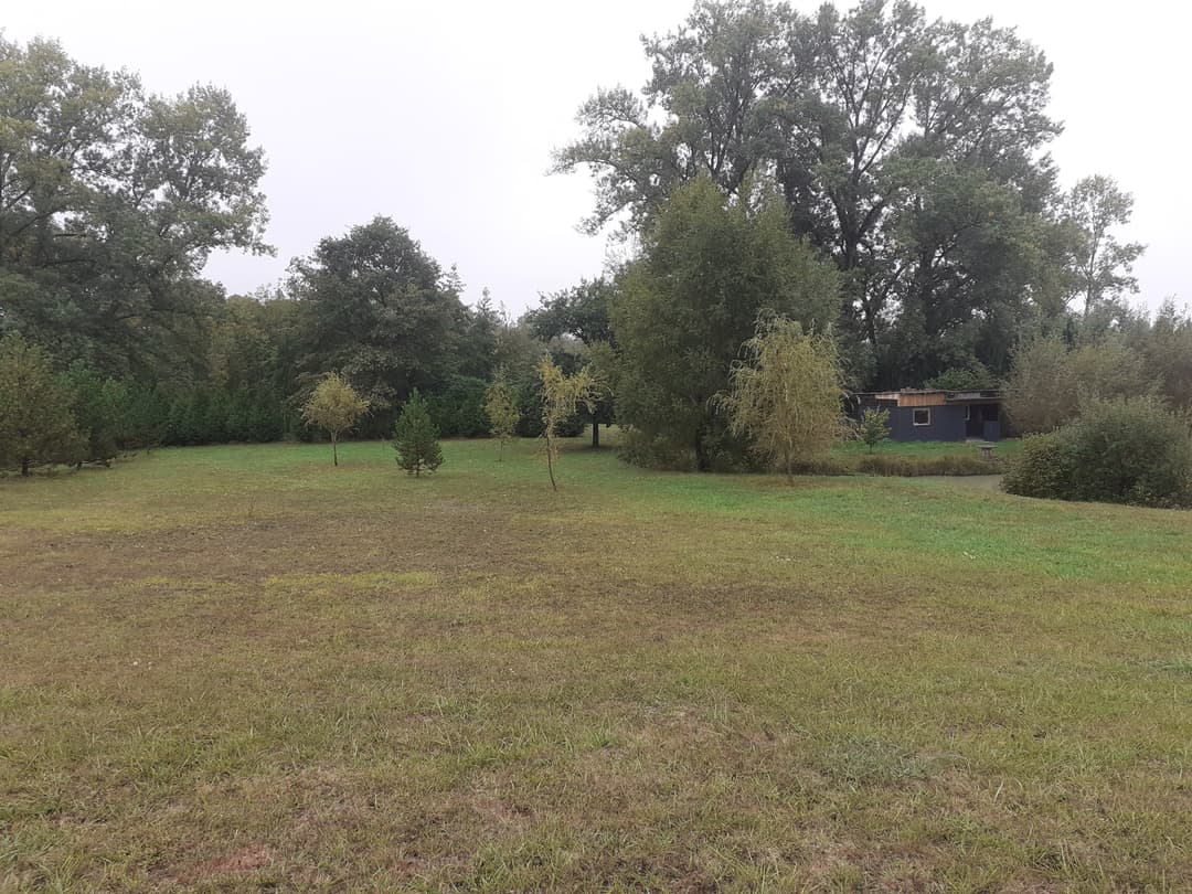 Terrain de loisirs avec etang