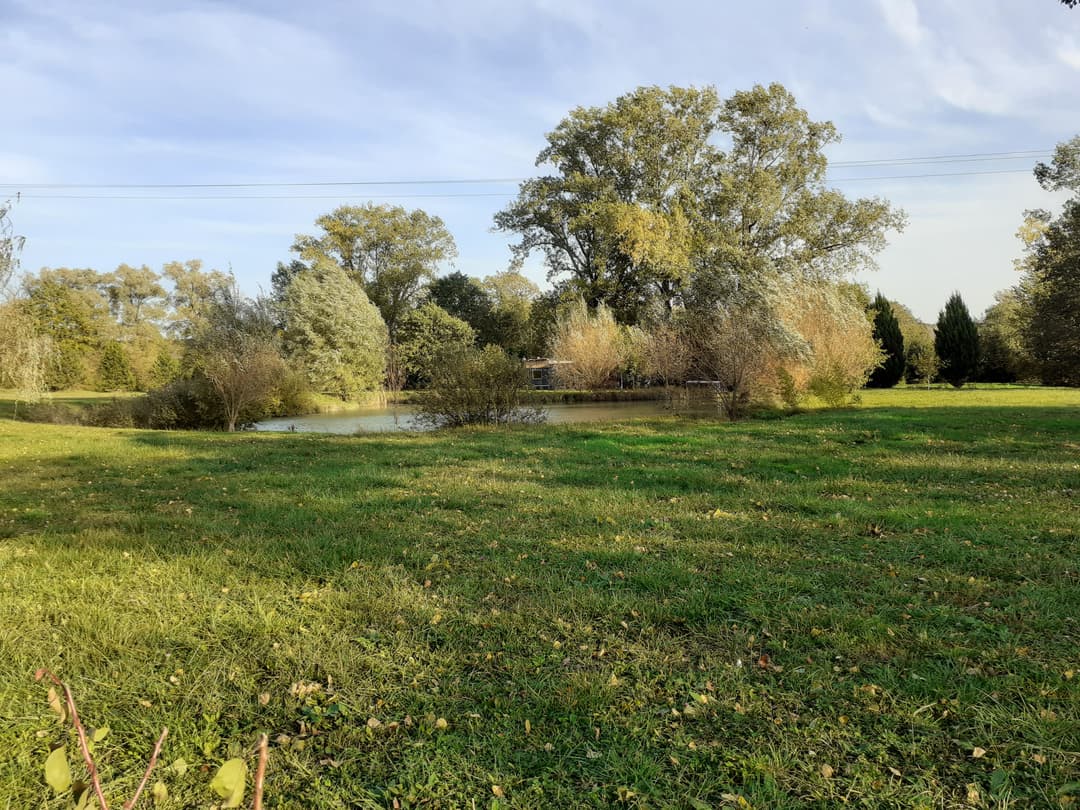 Terrain de loisirs avec etang