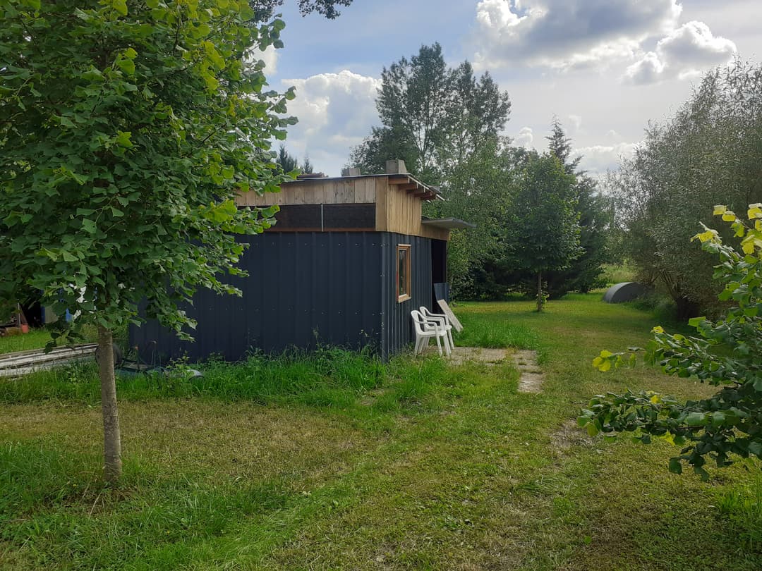 Terrain de loisirs avec etang