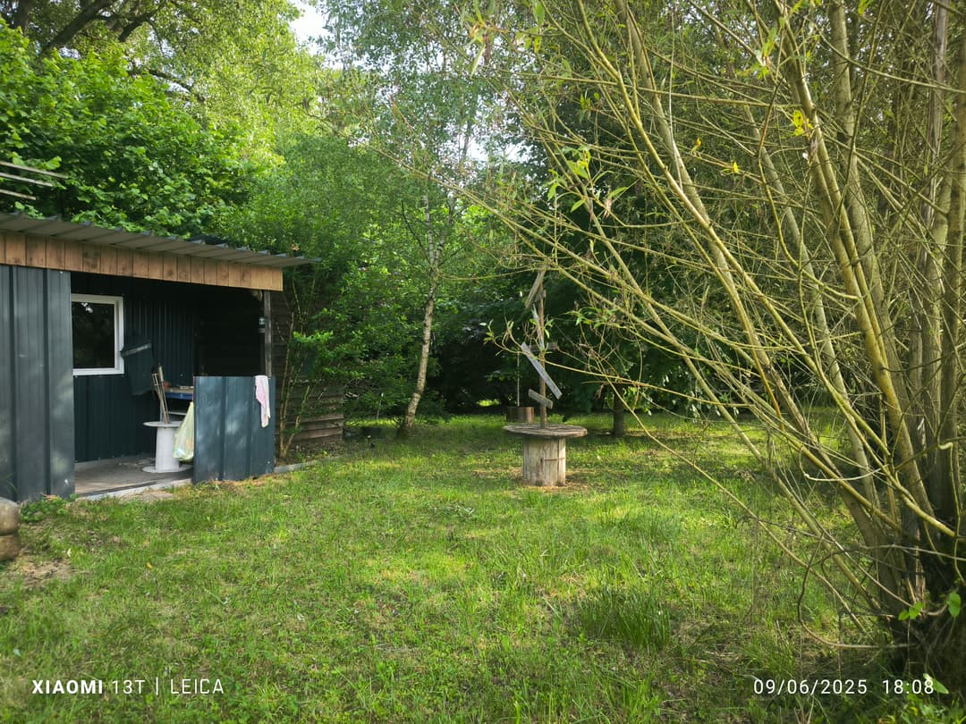 Terrain de loisirs avec etang