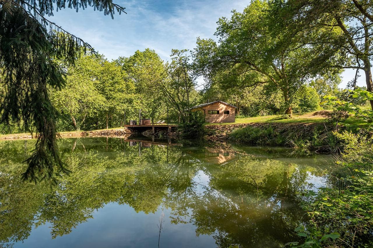 Écolodges haut de gamme dans un domaine privé de 12 hectares en Dordogne
