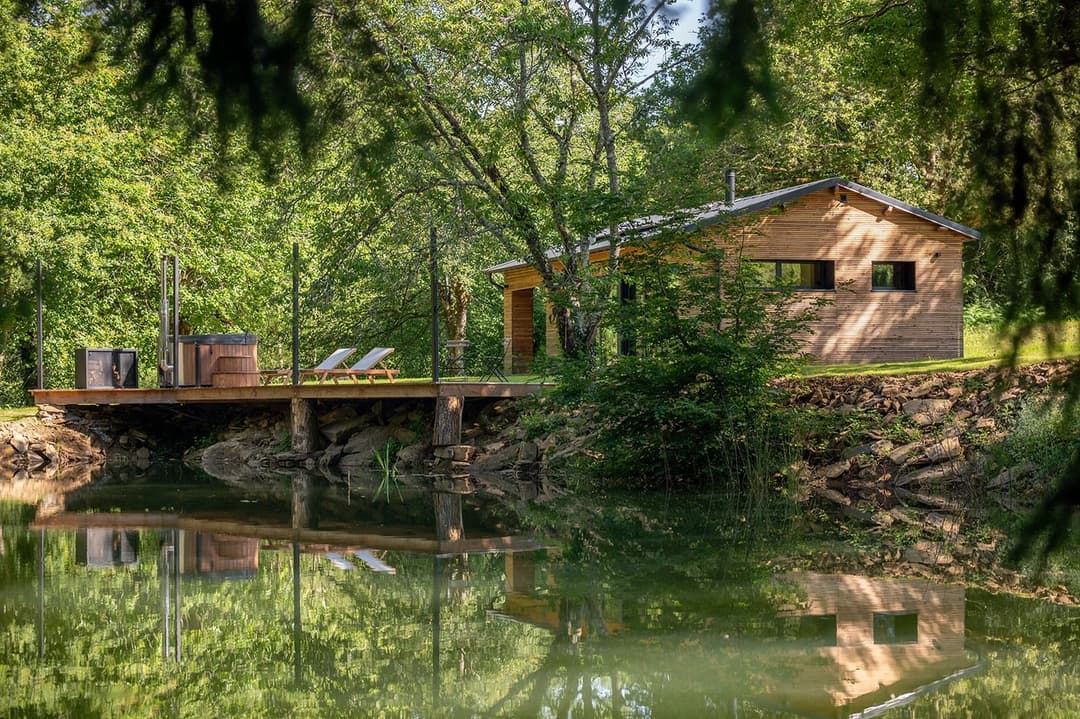 Écolodges haut de gamme dans un domaine privé de 12 hectares en Dordogne