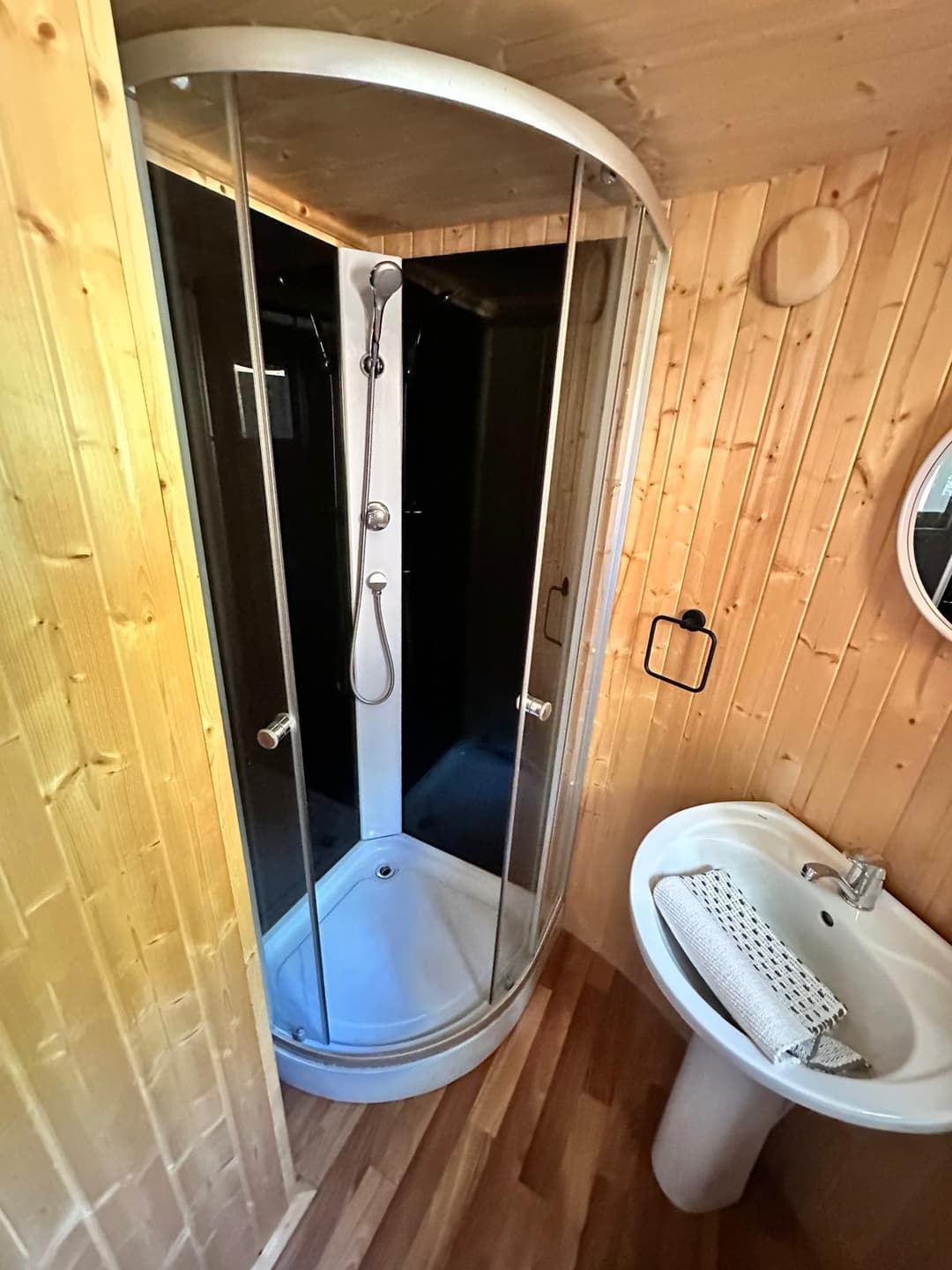 Cabane pour 4 personnes avec étang de pêche très poissonneux