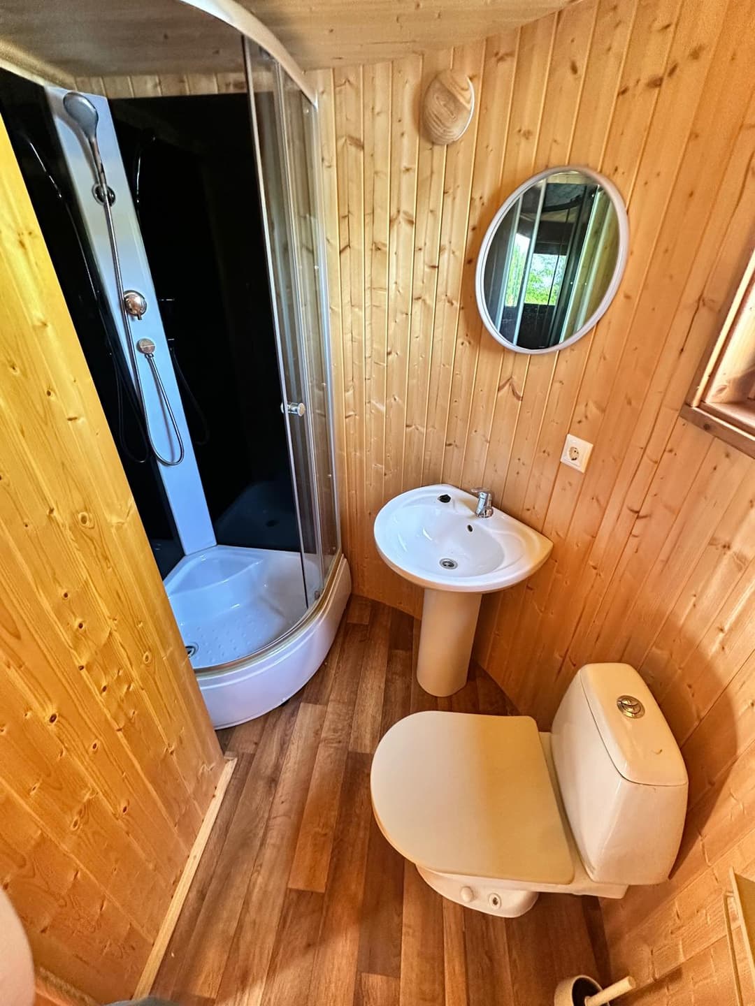 Cabane pour 4 personnes avec étang de pêche très poissonneux