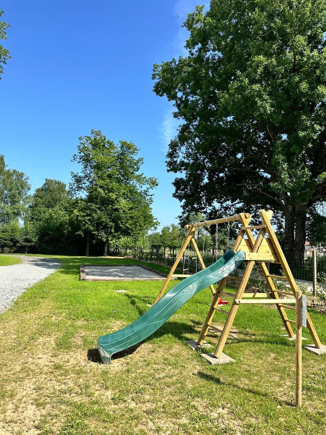 Cabane pour 4 personnes avec étang de pêche très poissonneux