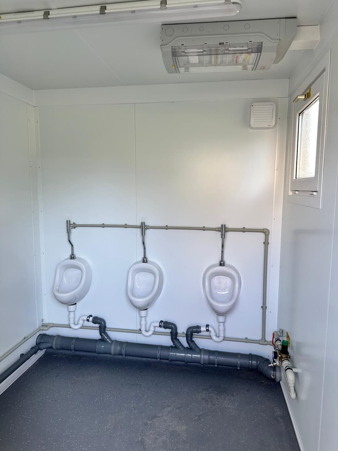 Cabane pour 4 personnes avec étang de pêche très poissonneux