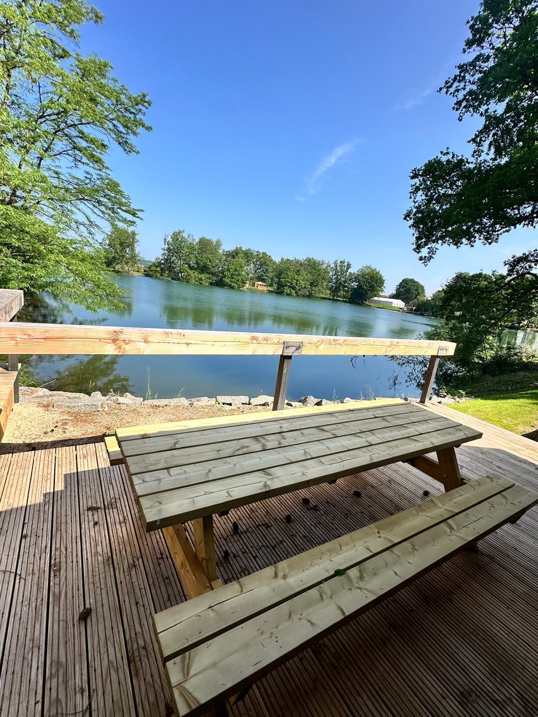 Cabane pour 4 personnes avec étang de pêche très poissonneux