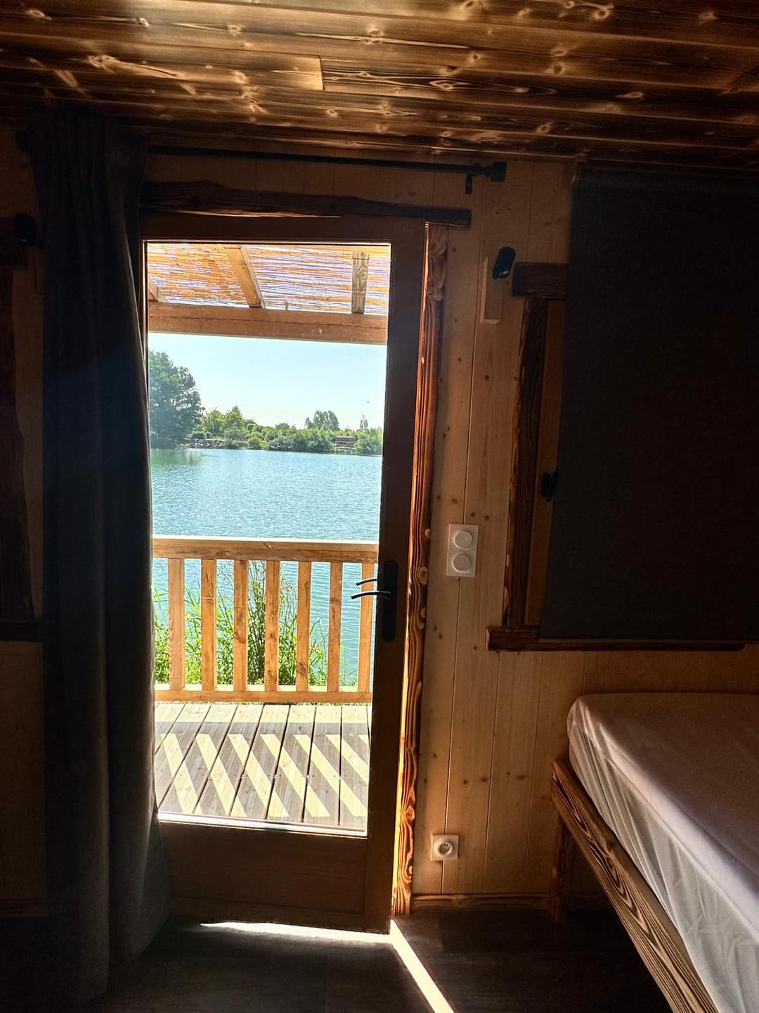 Chalet, tiny house & sauna au bord d’un étang privé de 3 ha