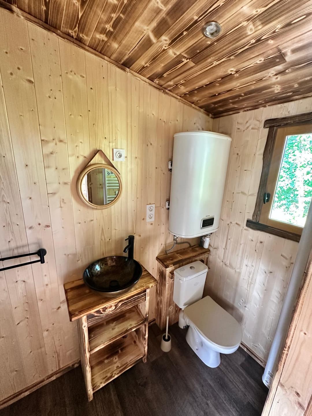 Chalet, tiny house & sauna au bord d’un étang privé de 3 ha