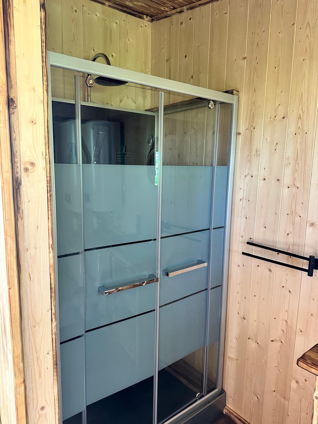 Chalet, tiny house & sauna au bord d’un étang privé de 3 ha