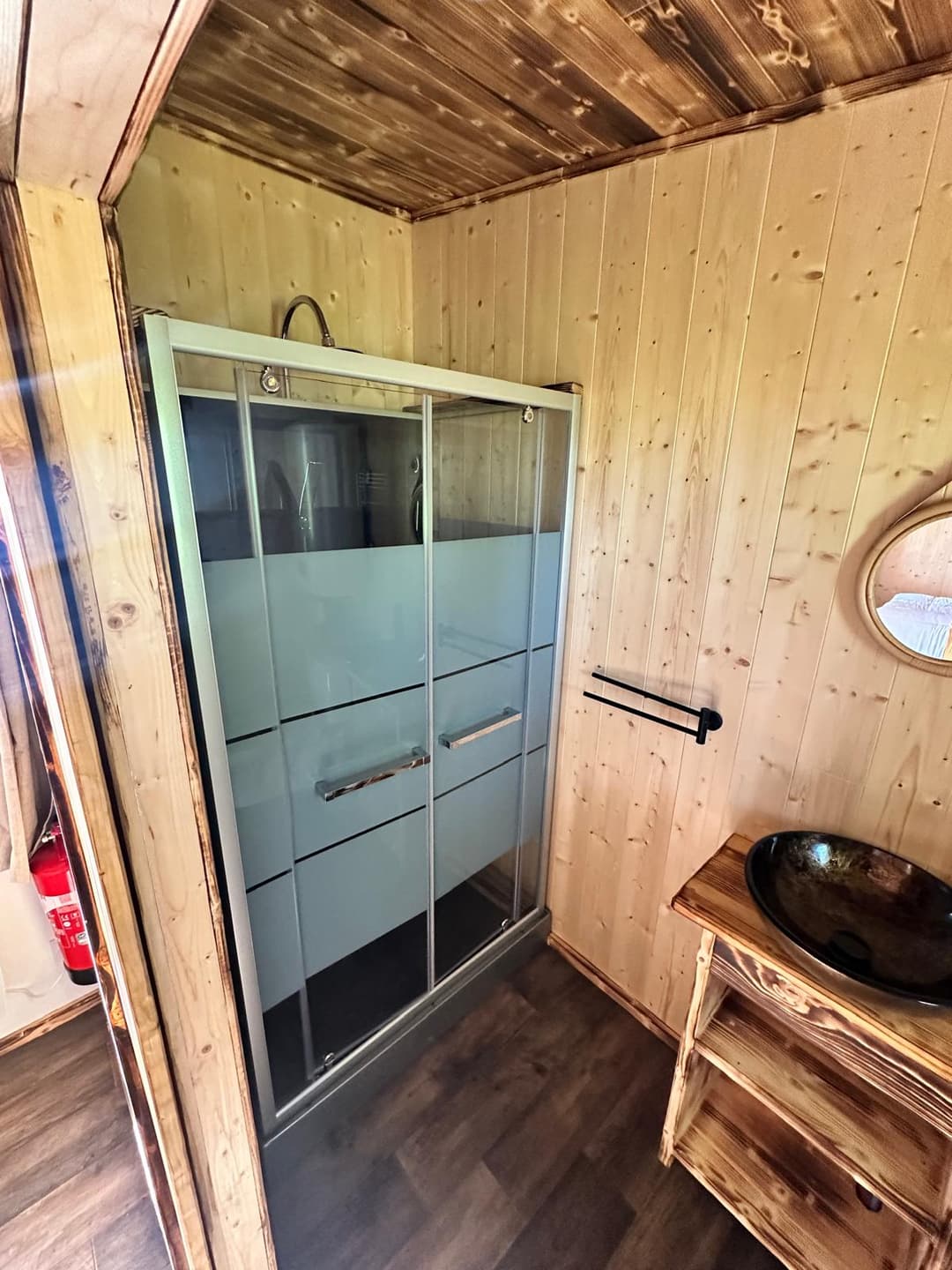 Chalet, tiny house & sauna au bord d’un étang privé de 3 ha