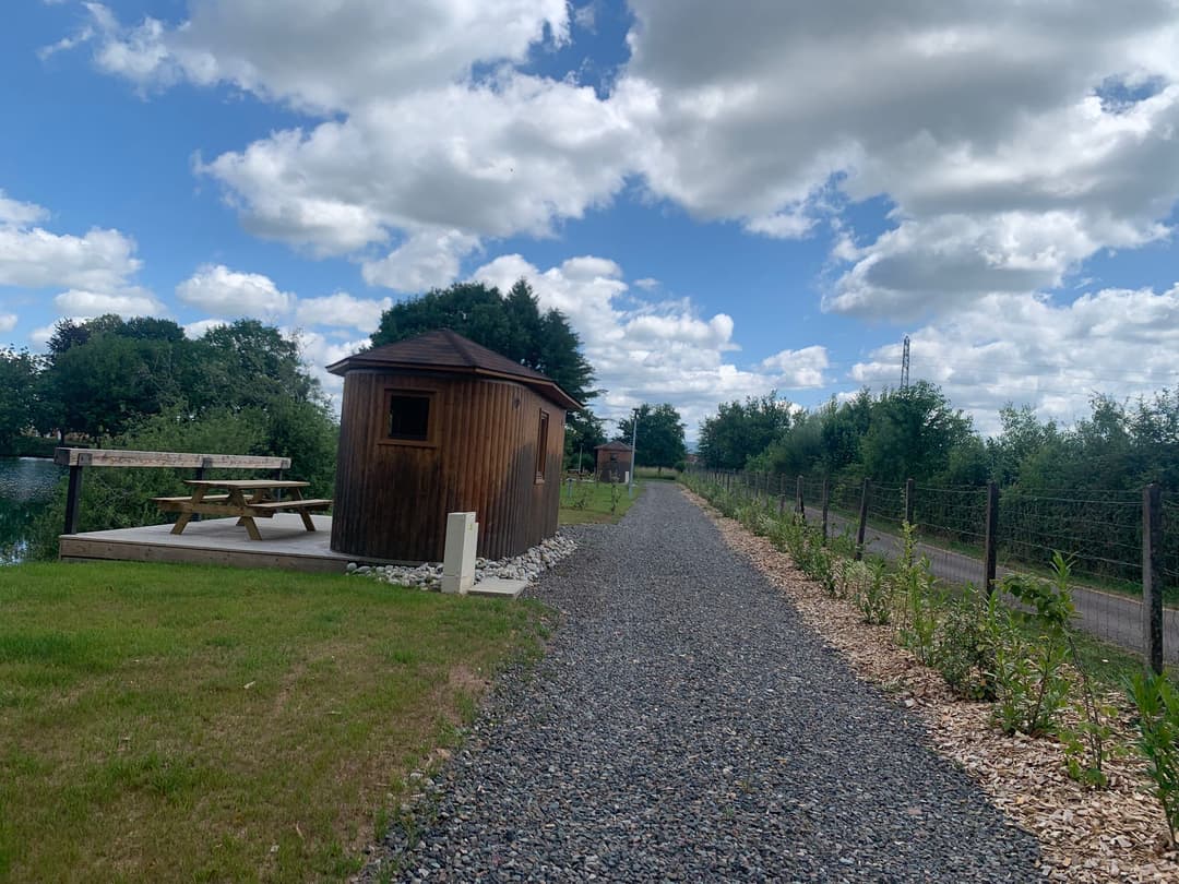 Le Gland - Cabane isolée au bord de l’eau, pêche