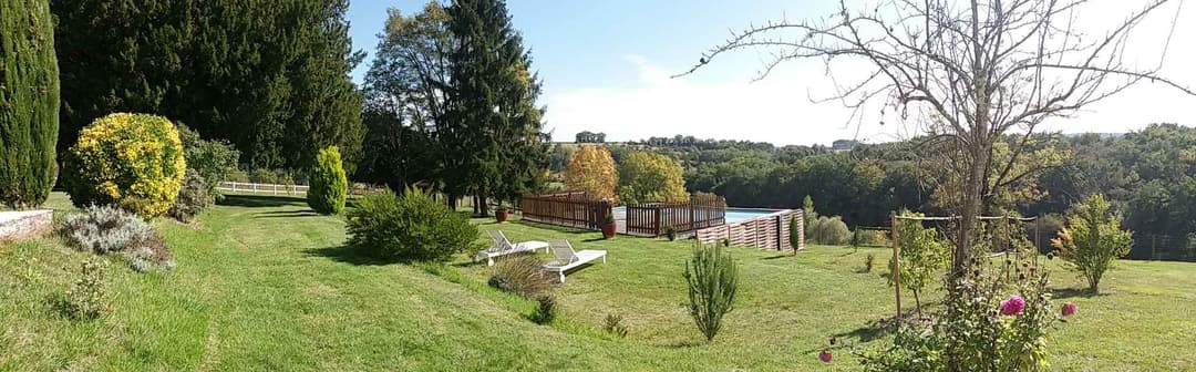 Cabane avec accès à une piscine et son étang privé de 1ha