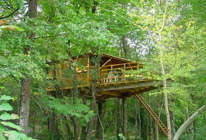 Cabane avec accès à une piscine et son étang privé de 1ha