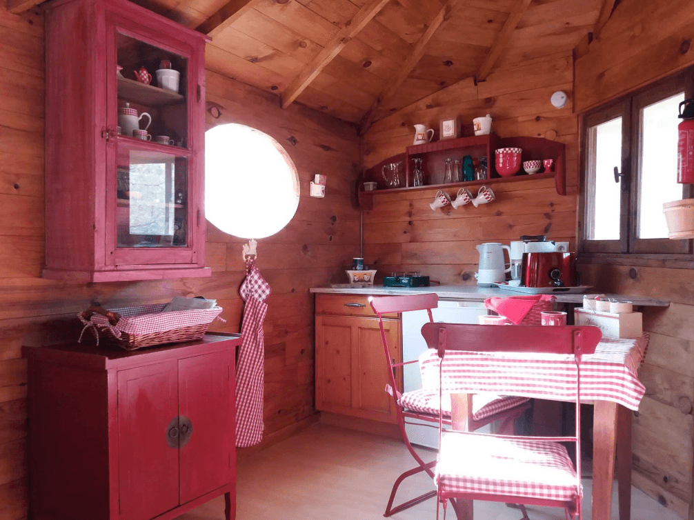 Cabane avec accès à une piscine et son étang privé de 1ha