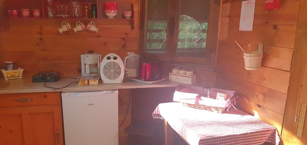 Cabane avec accès à une piscine et son étang privé de 1ha