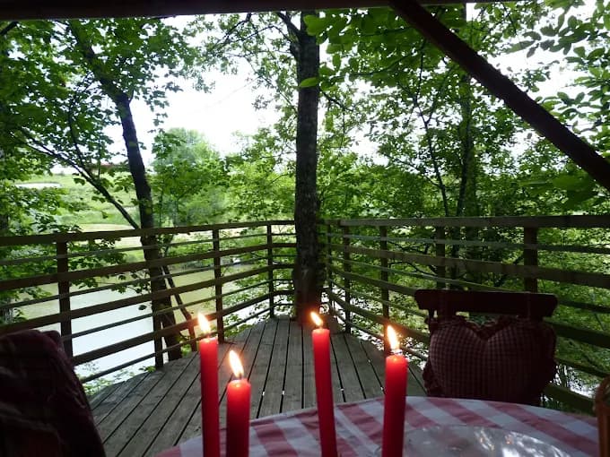 Cabane avec accès à une piscine et son étang privé de 1ha