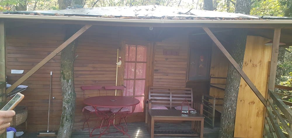Cabane avec accès à une piscine et son étang privé de 1ha