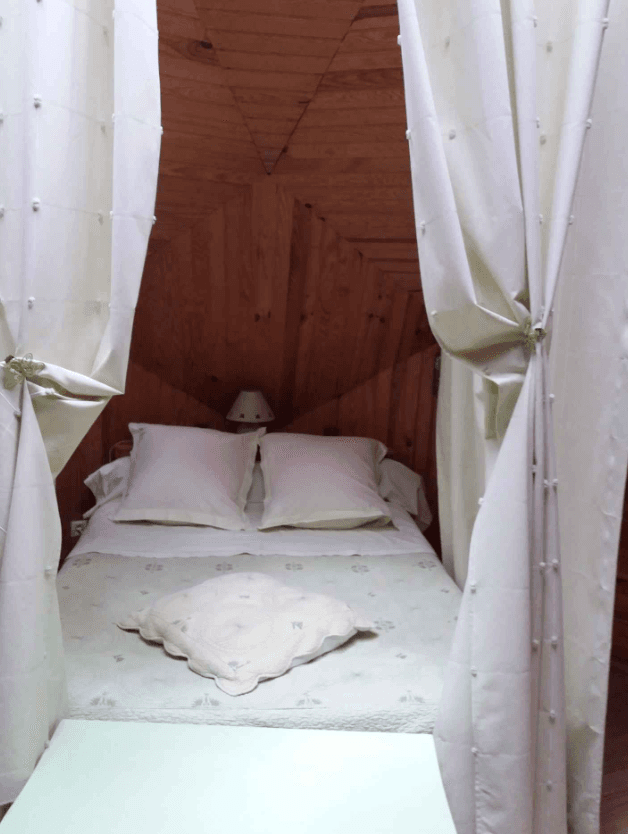 Cabane insolite en dôme avec accès à un étang et une piscine