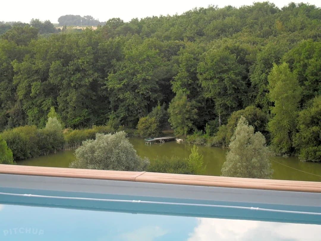 Cabane insolite en dôme avec accès à un étang et une piscine