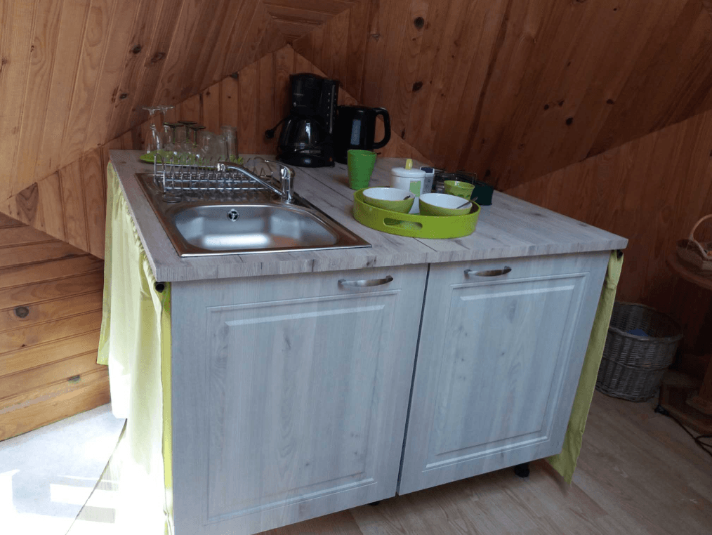 Cabane insolite en dôme avec accès à un étang et une piscine
