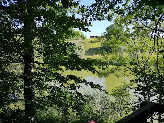 Cabane insolite en dôme avec accès à un étang et une piscine