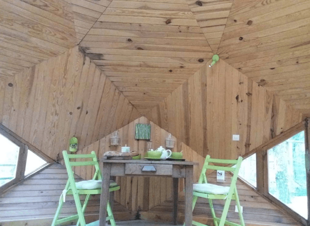 Cabane insolite en dôme avec accès à un étang et une piscine