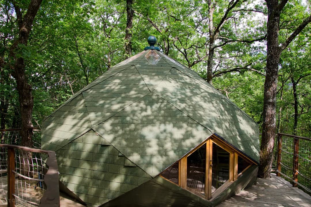 Cabane insolite en dôme avec accès à un étang et une piscine