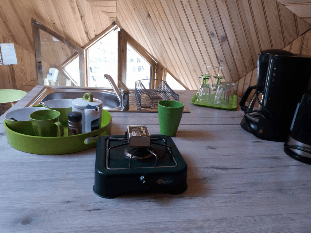 Cabane insolite en dôme avec accès à un étang et une piscine