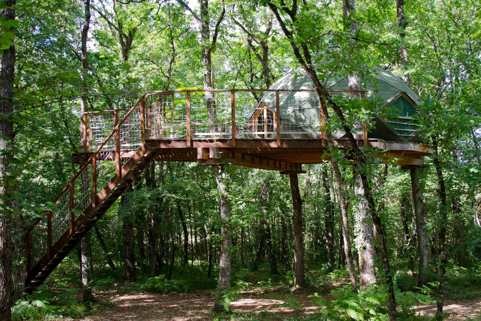 Cabane insolite en dôme avec accès à un étang et une piscine