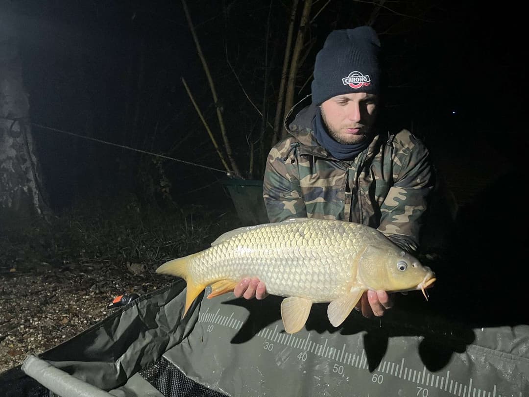 Etang à louer en Isère pour stationner votre camping-car et pêcher 