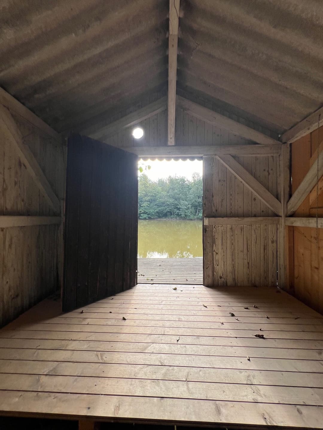 Etang à louer en Isère pour stationner votre camping-car et pêcher 