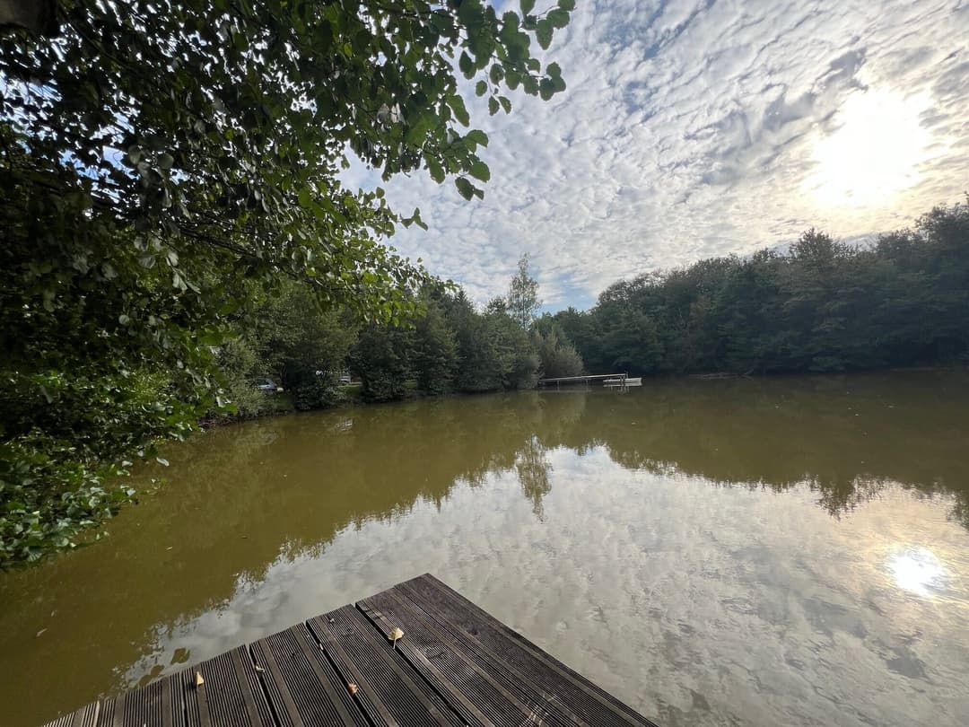 Etang à louer en Isère pour stationner votre camping-car et pêcher 