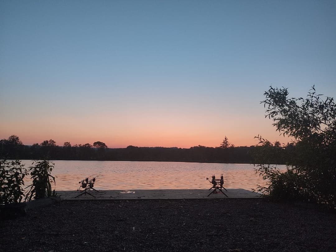 Étang de 12 ha avec lodge tout équipé, paradis pour les amateurs de poissons trophées 
