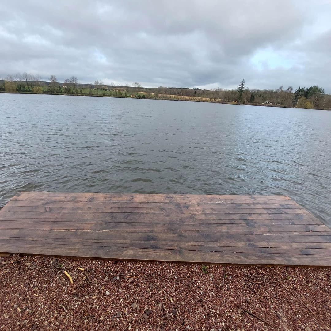Étang de 12 ha avec lodge tout équipé, paradis pour les amateurs de poissons trophées 