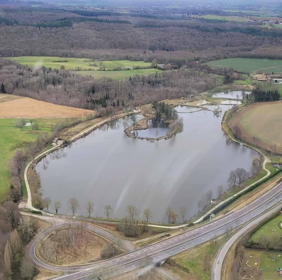 Étang de 12 ha avec lodge tout équipé, paradis pour les amateurs de poissons trophées 
