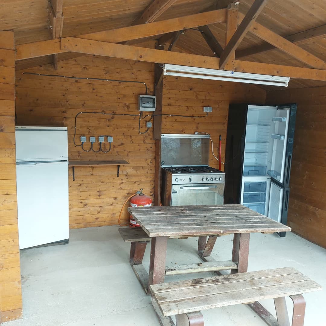Étang de 12 ha avec lodge tout équipé, paradis pour les amateurs de poissons trophées 