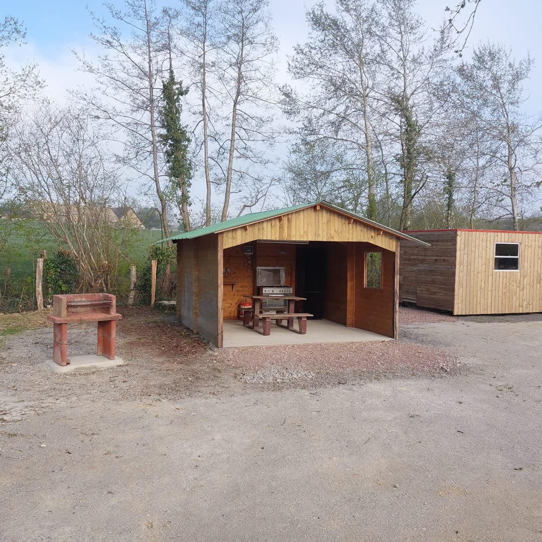 Étang de 12 ha avec lodge tout équipé, paradis pour les amateurs de poissons trophées 