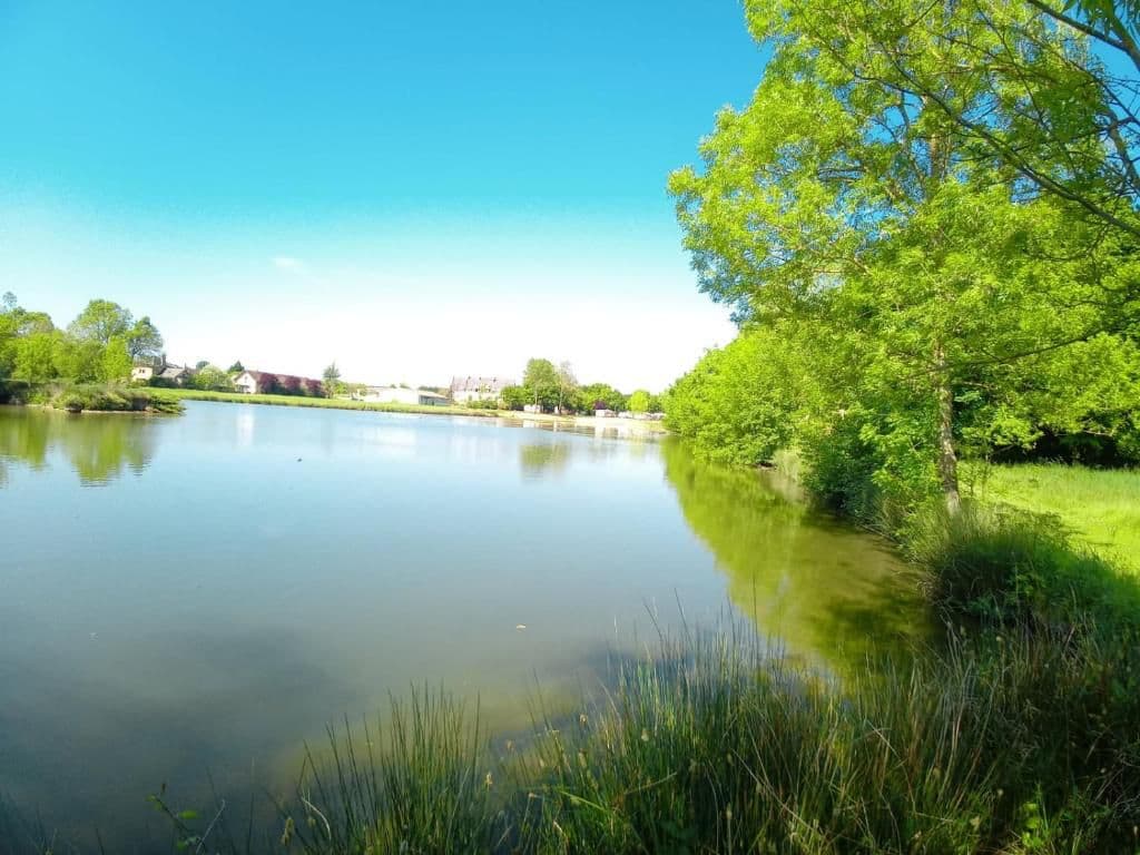 Mobil-home tout confort avec accès à un étang privé de 2 hectares