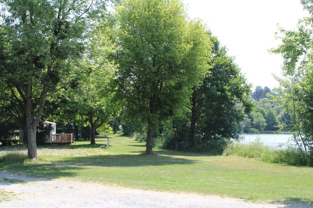 Mobil-home pour 4 personnes avec accès à un étang privé de 2 hectares.