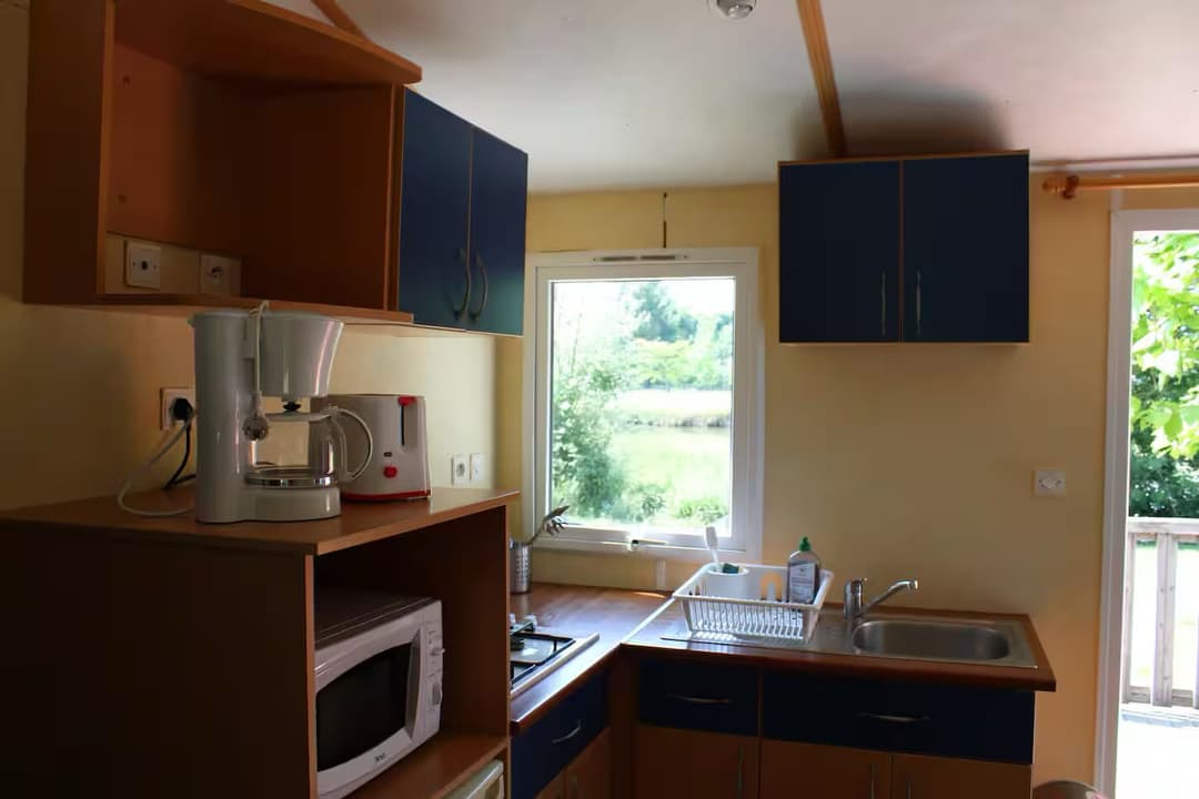 Mobil-home pour 4 personnes avec accès à un étang privé de 2 hectares.