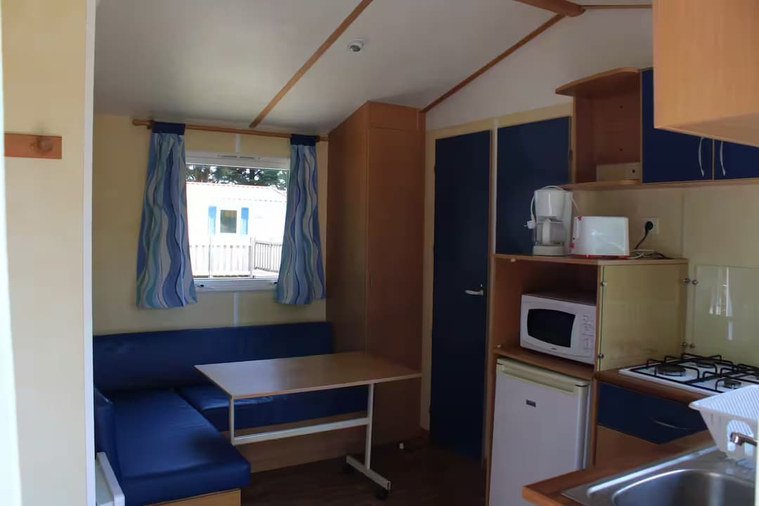 Mobil-home pour 4 personnes avec accès à un étang privé de 2 hectares.