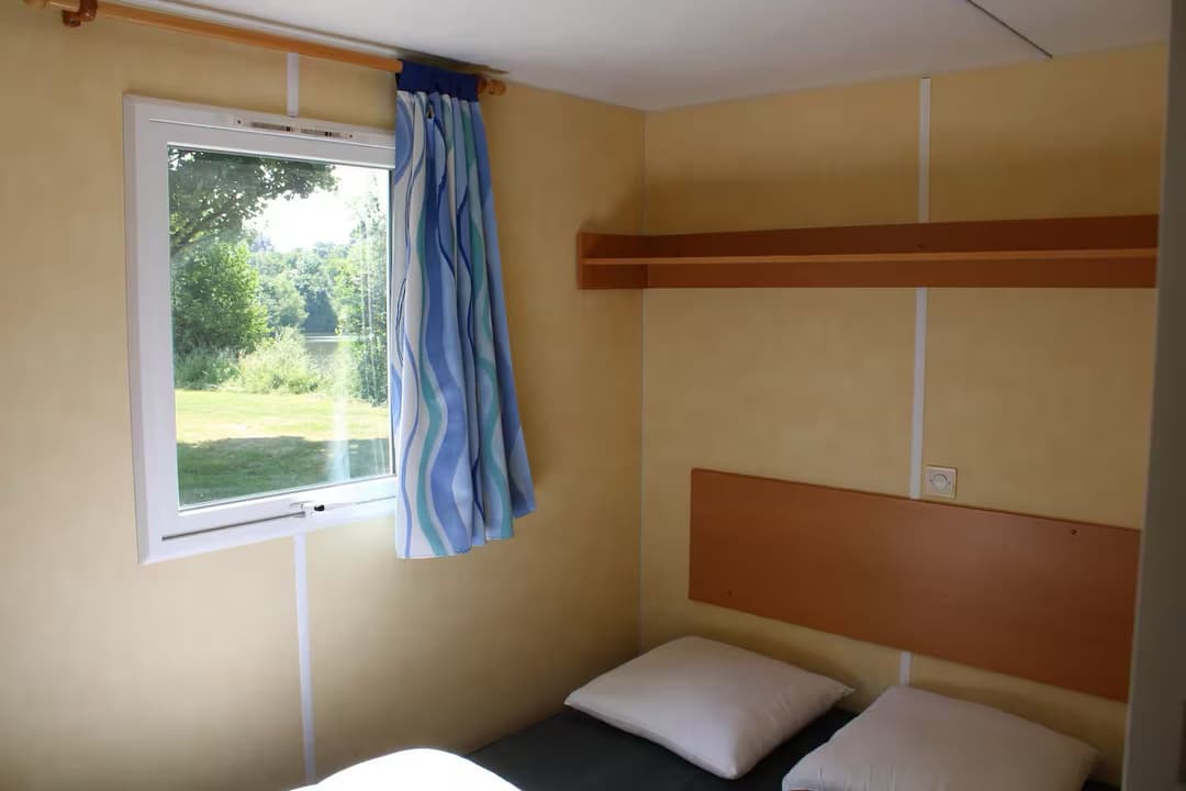 Mobil-home pour 4 personnes avec accès à un étang privé de 2 hectares.