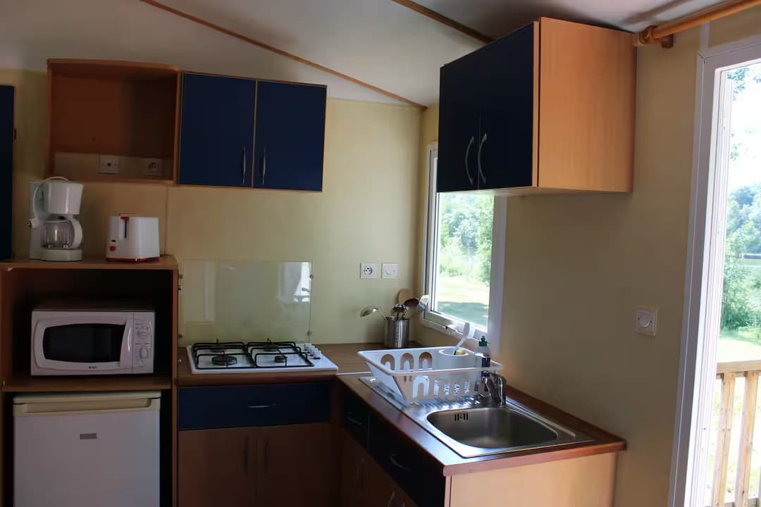 Mobil-home pour 4 personnes avec accès à un étang privé de 2 hectares.