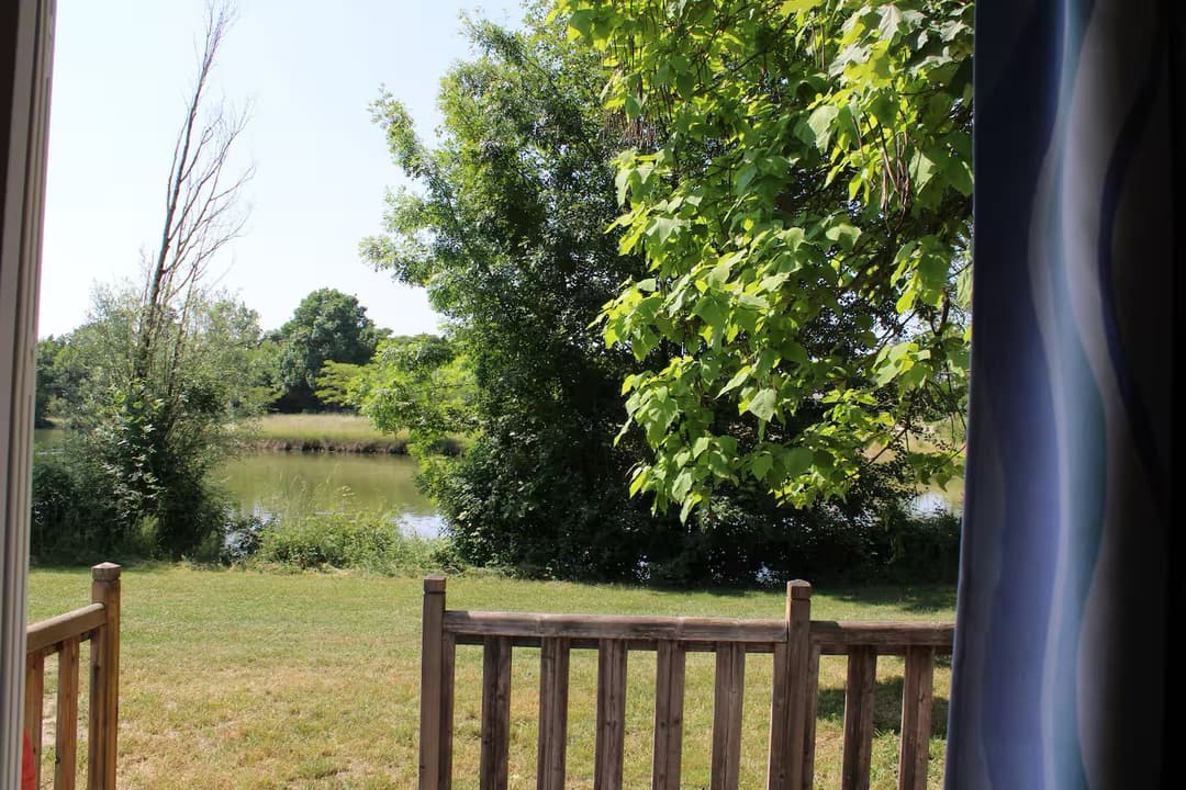 Mobil-home pour 4 personnes avec accès à un étang privé de 2 hectares.