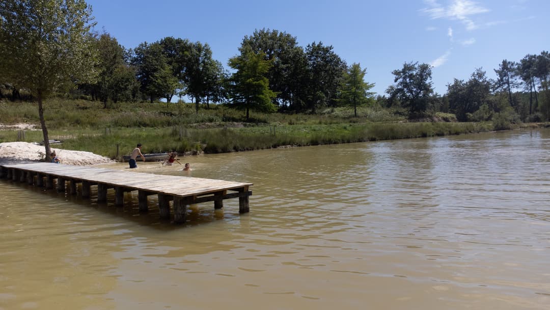 Étang privé au cœur du Périgord Blanc à 1h30 de Bordeaux