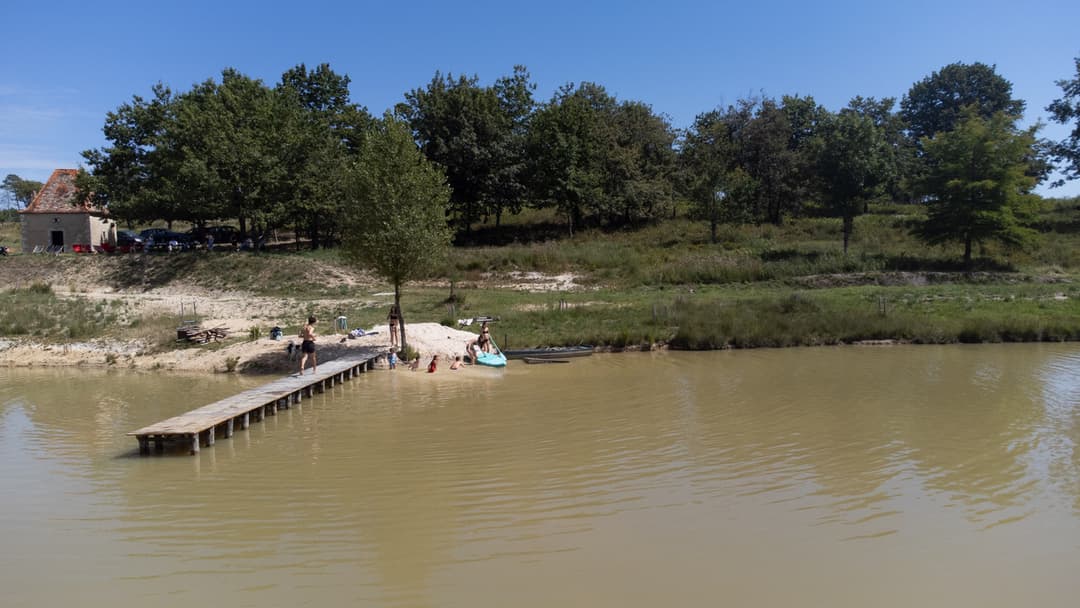 Étang privé au cœur du Périgord Blanc à 1h30 de Bordeaux