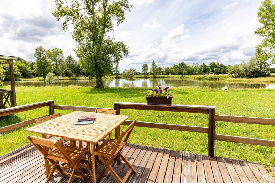 Mobil-home tout confort en bord d’eau, au cœur du Médoc